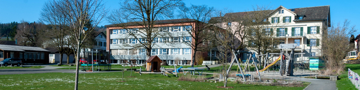 Schulhaus der Sonderschule Mauren mit Spielplatz