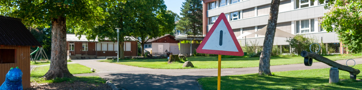 Auf dem Spieplatz steht ein Warnschild