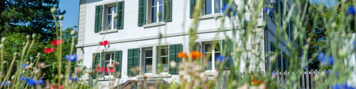 Blumen vor dem Sonderschulheim Mauren